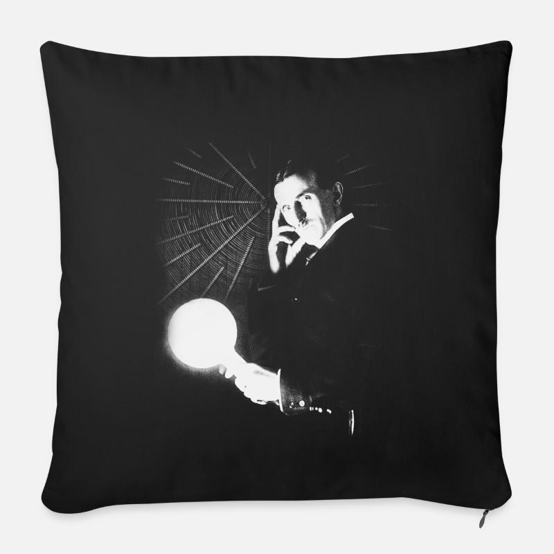 Nikola Tesla mit Glühbirne und Teslaspule - Sofakissenbezug 45 x 45 cm - Schwarz