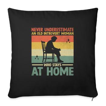 Ne sous-estimez jamais une vieille femme introvertie qui - Housse de coussin décorative 45 x 45 cm - noir - Devant