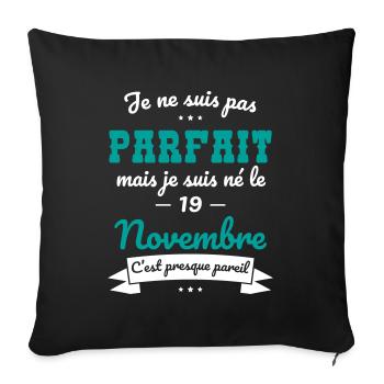 Anniversaire - Pas parfait mais né le 19 Novembre - Housse de coussin décorative 45 x 45 cm - noir - Devant