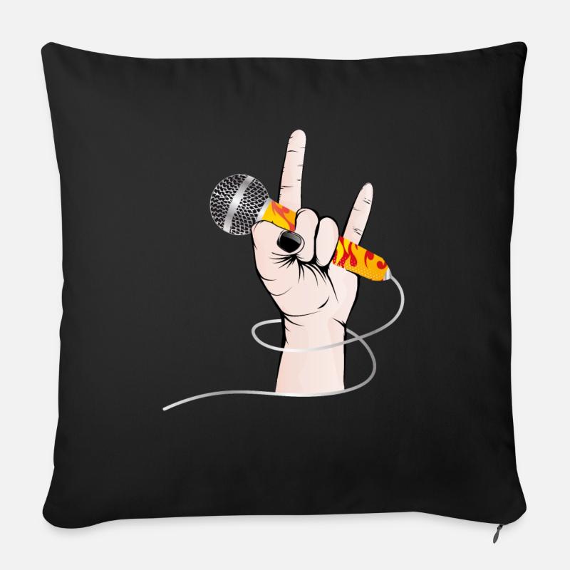 Hand eines Rock Sängers hält ein Gesangs Mikrofon - Sofakissenbezug 45 x 45 cm - Schwarz