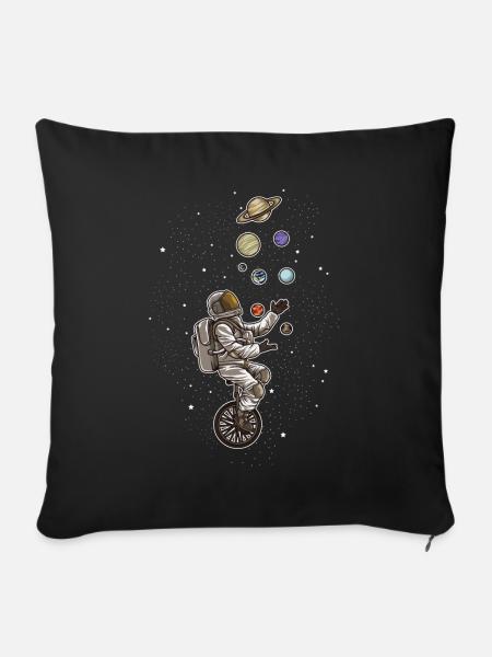 Astronaut jongliert Planeten auf einem Einrad - Sofakissenbezug 45 x 45 cm - Schwarz