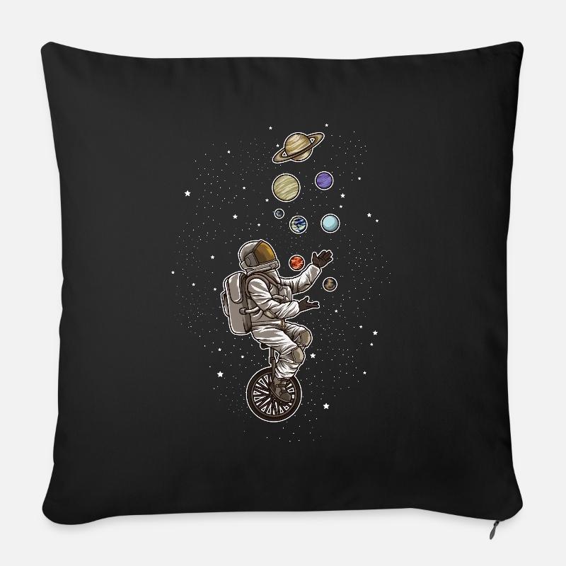 Astronaut jongliert Planeten auf einem Einrad - Sofakissenbezug 45 x 45 cm - Schwarz