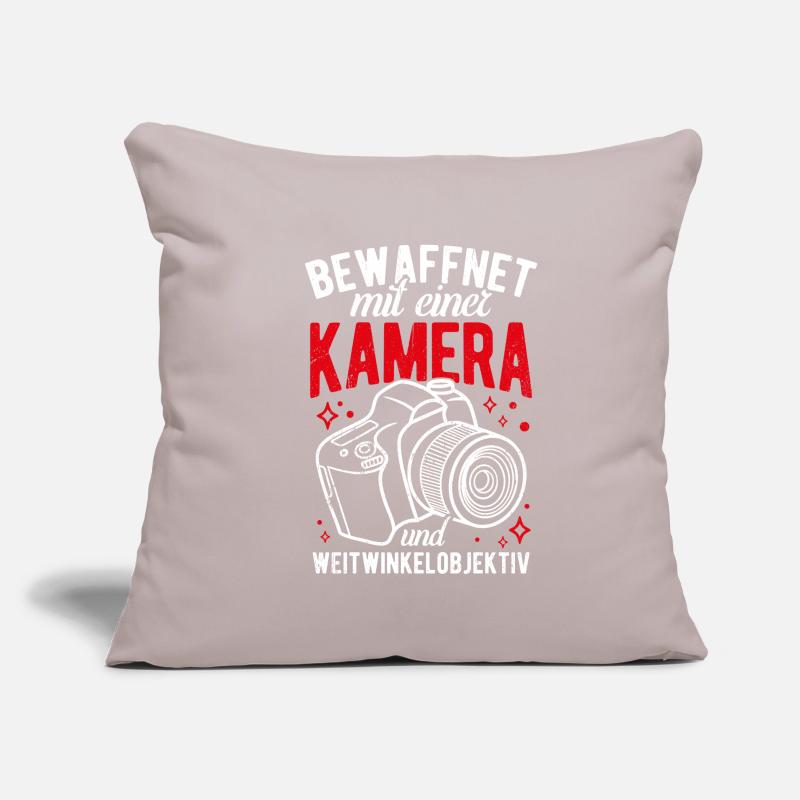 Bewaffnet mit einer KAMERA und WEITWINKELOBJEKTIV Sofakissenbezug 45 x 45 cm