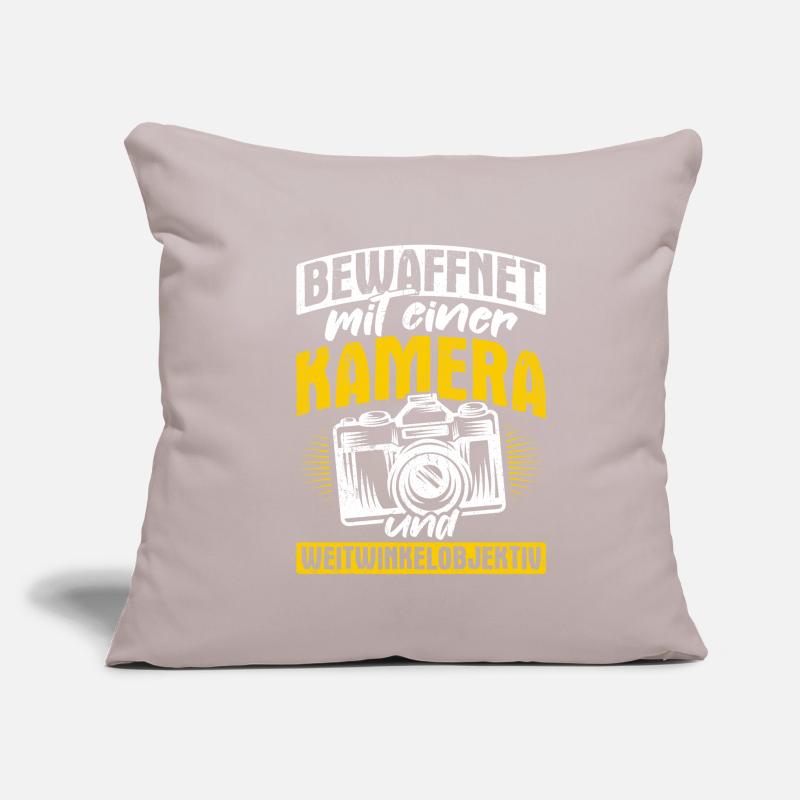 Bewaffnet mit einer KAMERA und WEITWINKELOBJEKTIV Sofakissenbezug 45 x 45 cm