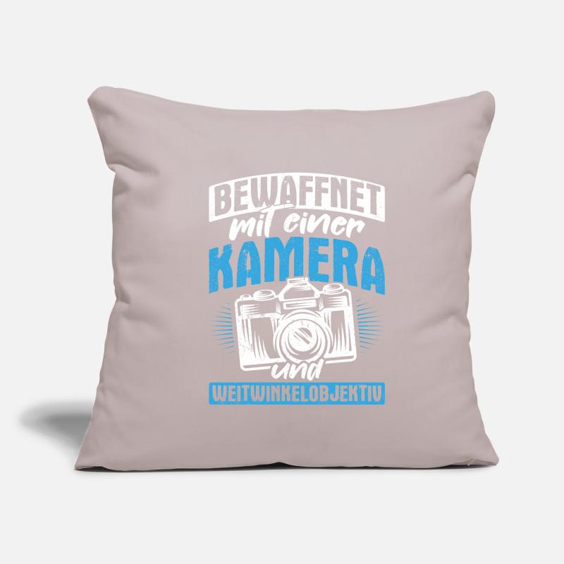 Bewaffnet mit einer KAMERA und WEITWINKELOBJEKTIV Sofakissenbezug 45 x 45 cm
