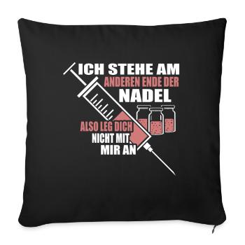 Ich stehe am anderen Ende der Nadel - Sofakissenbezug 45 x 45 cm - Schwarz - Vorne