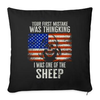 Votre première erreur a été de penser que j’étais un mouton - Housse de coussin décorative 45 x 45 cm - noir - Devant