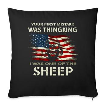 Votre première erreur a été de penser que j’étais un mouton - Housse de coussin décorative 45 x 45 cm - noir - Devant