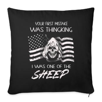 Votre première erreur a été de penser que j’étais un mouton - Housse de coussin décorative 45 x 45 cm - noir - Devant