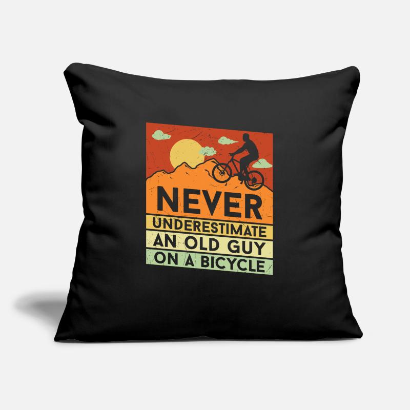 Never Underestimate an Old Guy on a Bicycle Sofakissenbezug 45 x 45 cm