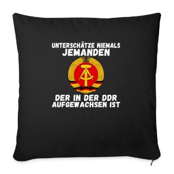 Unterschätze niemals einen alten Mann aus der DDR - Sofakissenbezug 45 x 45 cm - Schwarz - Vorne