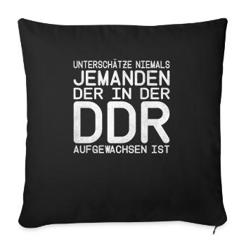Unterschätze niemals einen alten Mann aus der DDR - Sofakissenbezug 45 x 45 cm - Schwarz - Vorne