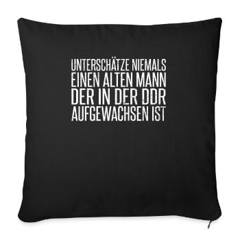Unterschätze niemals einen alten Mann aus der DDR - Sofakissenbezug 45 x 45 cm - Schwarz - Vorne