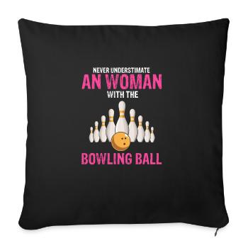 Ne sous-estimez jamais la femme avec la boule de bowling - Housse de coussin décorative 45 x 45 cm - noir - Devant