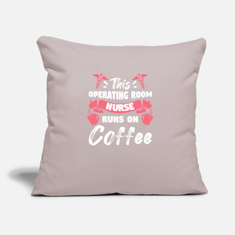 Diese OP-Krankenschwester läuft auf Kaffee ODER Krankenschwestern Sofakissenbezug 45 x 45 cm