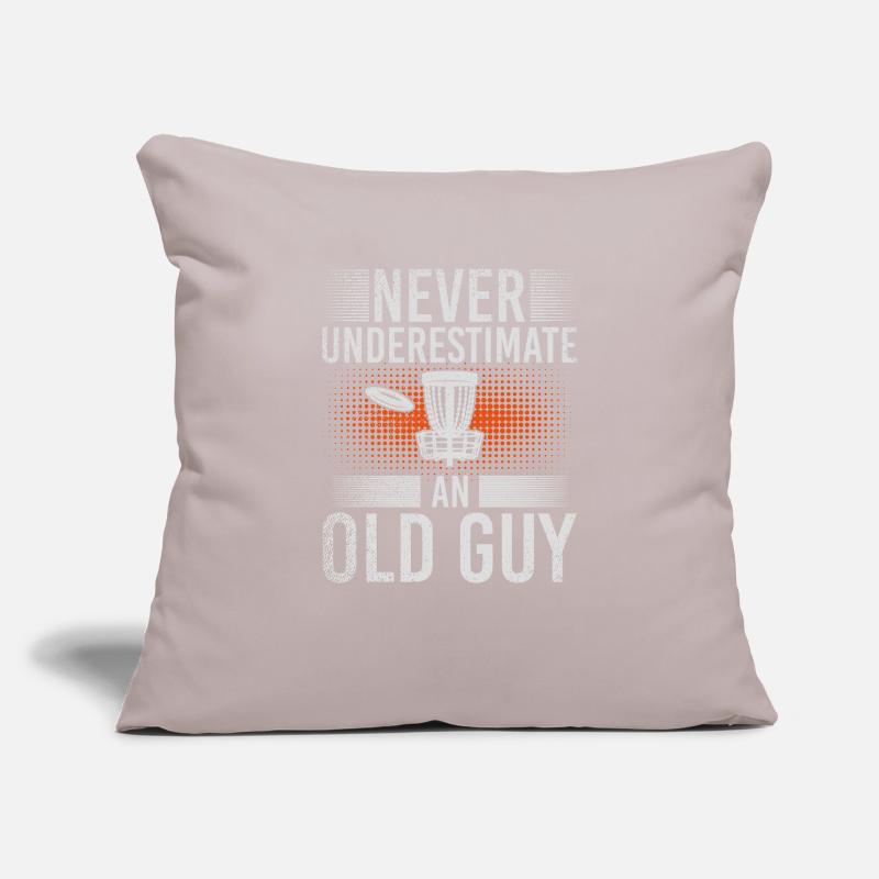 Never Underestimate An Old Guy Disc Golf Course Sofakissenbezug 45 x 45 cm