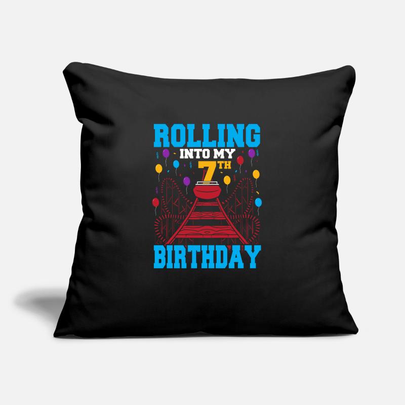 Un garçon de vacances de parc à thème roulant dans ma 7ème naissance Housse de coussin décorative 45 x 45 cm