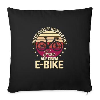 Unterschätze niemals eine Frau auf einem E-Bike Ak - Sofakissenbezug 45 x 45 cm - Schwarz - Vorne