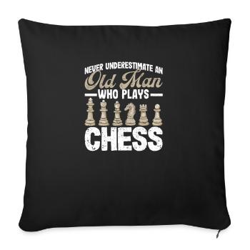Never underestimate an old man who plays chess - Sofa pillowcase 17,3'' x 17,3'' (45 x 45 cm) - black - Front