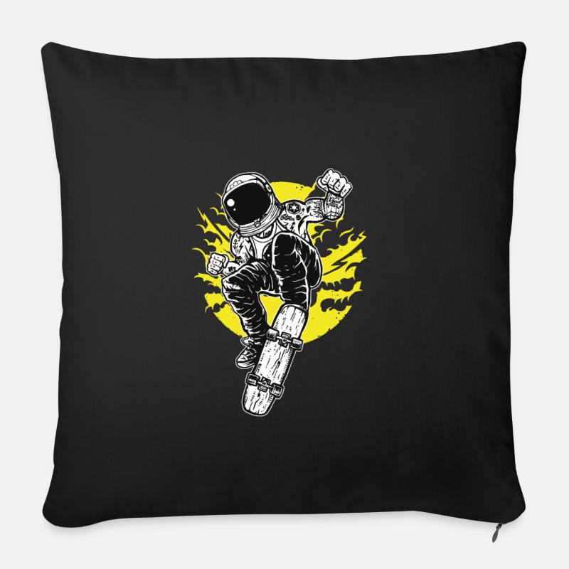 Astronaut Space Skater: Mit Skateboard fliegen! - Sofakissenbezug 45 x 45 cm - Schwarz