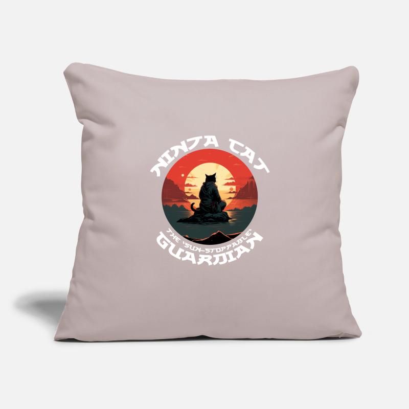 Chat noir ninja devant le soleil rouge Housse de coussin décorative 45 x 45 cm