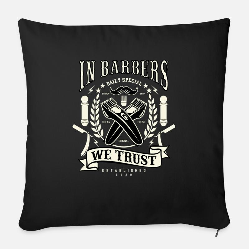 In Barbers vertrauen wir Barber Shop - Sofakissenbezug 45 x 45 cm - Schwarz