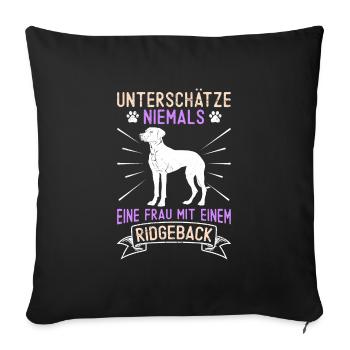 Ridgeback UNTERSCHÄTZE NIEMALS EINE FRAU MIT - Sofakissenbezug 45 x 45 cm - Schwarz - Vorne