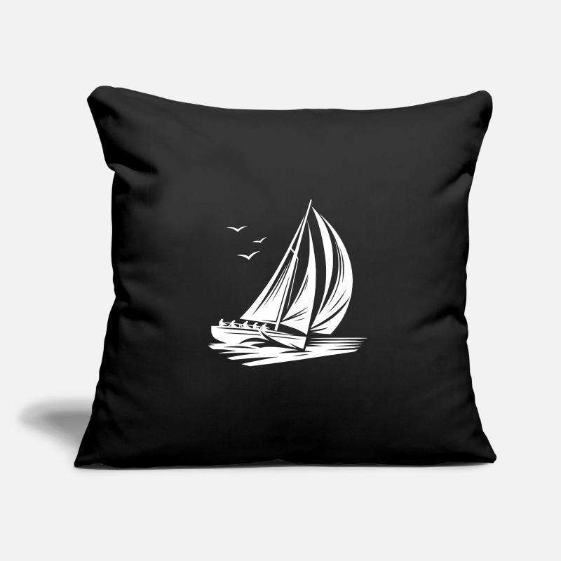 Voilier de régate rapide dans la houle Housse de coussin décorative 45 x 45 cm
