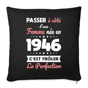 Née en 1946 – Frôler la perfection  - Housse de coussin décorative 45 x 45 cm - noir - Devant