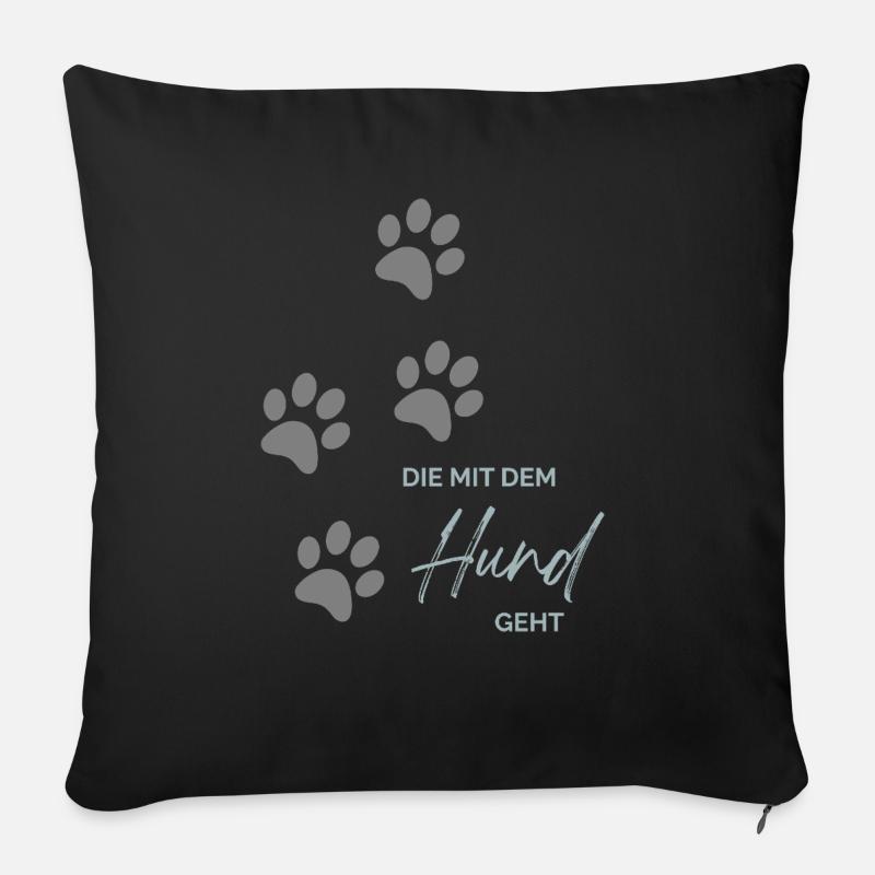 Die mit dem Hund geht - Sofakissenbezug 45 x 45 cm - Schwarz