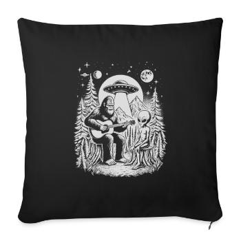 Alien et Bigfoot assis autour du feu de camp - Housse de coussin décorative 45 x 45 cm - noir - Devant