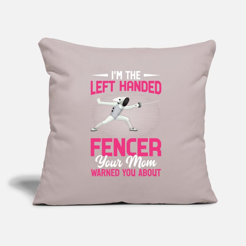 Fleuret Sabre Maman Escrimeuse gaucher, devant le dic Housse de coussin décorative 45 x 45 cm