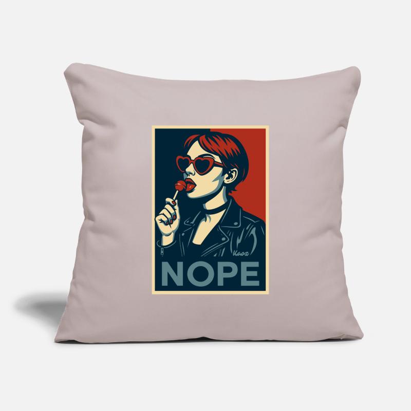Fille rétro pop art – Affiche de déclaration NOPE Housse de coussin décorative 45 x 45 cm