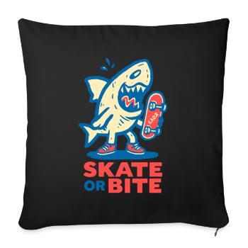 Requin de dessin animé avec planche à roulettes et dire - Housse de coussin décorative 45 x 45 cm - noir - Devant
