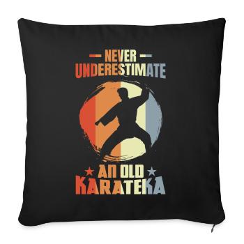 Ne sous-estimez jamais un vieux karatéka - Housse de coussin décorative 45 x 45 cm - noir - Devant