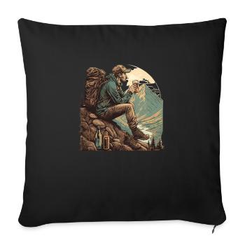Wanderer sitzt am Berg genießt Ausblick mit Bier - Sofakissenbezug 45 x 45 cm - Schwarz - Vorne