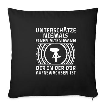 Unterschätze niemals einen alten Mann aus der DDR - Sofakissenbezug 45 x 45 cm - Schwarz - Vorne