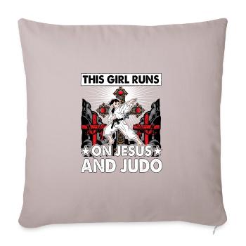Cette fille court sur Jésus et le judo - Housse de coussin décorative 45 x 45 cm - taupe clair - Devant