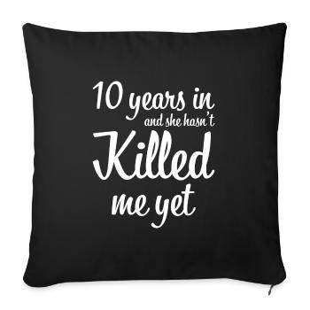 10 ans et elle ne m'a pas encore tué cadeau - Housse de coussin décorative 45 x 45 cm - noir - Devant