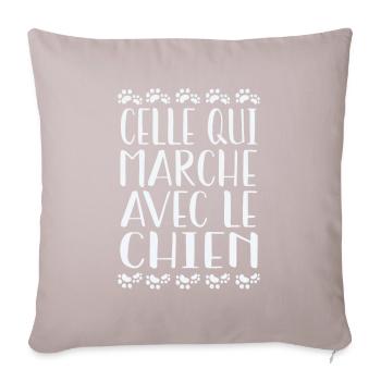 celle qui marche avec le chien - Housse de coussin décorative 45 x 45 cm - taupe clair - Devant