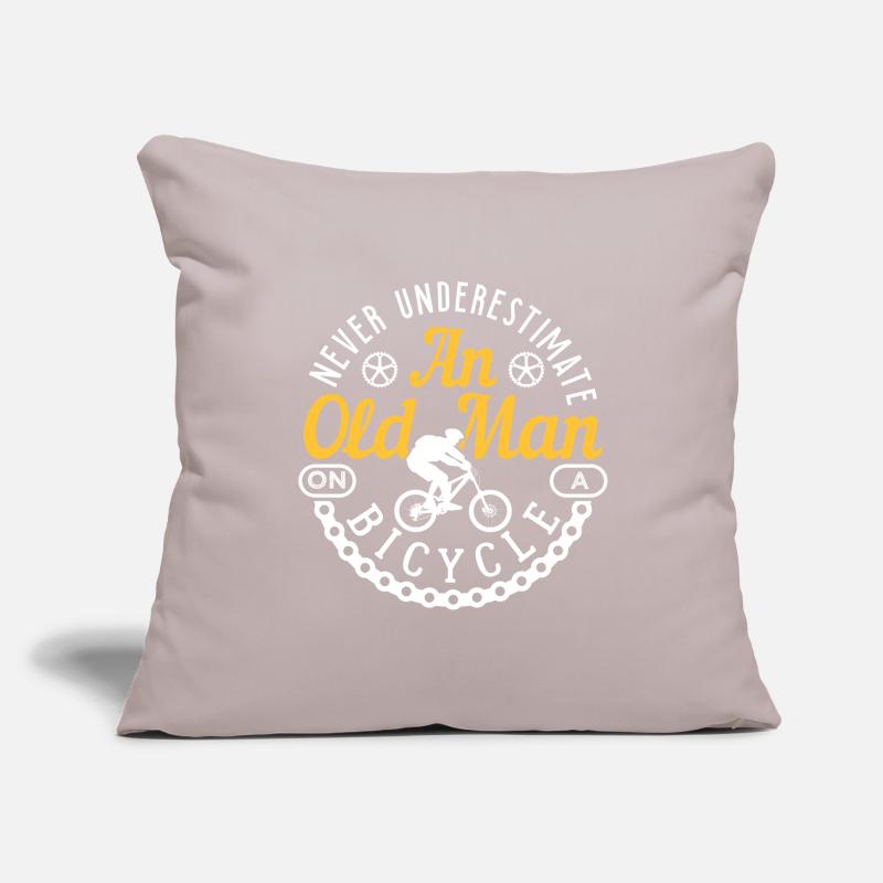 Never Understimate An Old Man On A Bicycle Housse de coussin décorative 45 x 45 cm