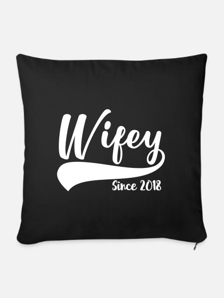Wifey since 2018 - Sofakissenbezug 45 x 45 cm - Schwarz