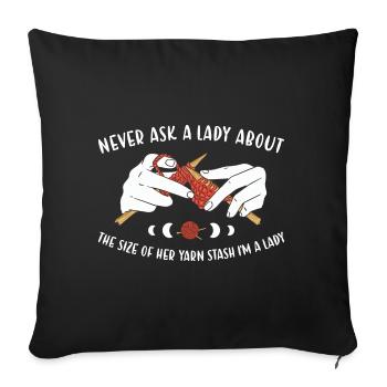 Ne demandez jamais à une dame à propos de sa réserve de fil à tricoter - Housse de coussin décorative 45 x 45 cm - noir - Devant