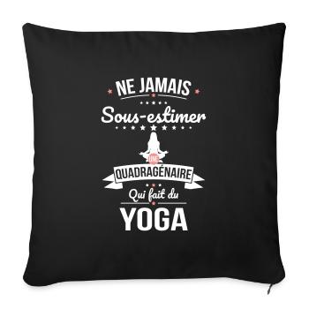 Sous-estimer une quadragénaire qui fait du yoga - Housse de coussin décorative 45 x 45 cm - noir - Devant