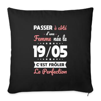 Anniversaire - Née le 19 Mai Frôler perfection - Housse de coussin décorative 45 x 45 cm - noir - Devant