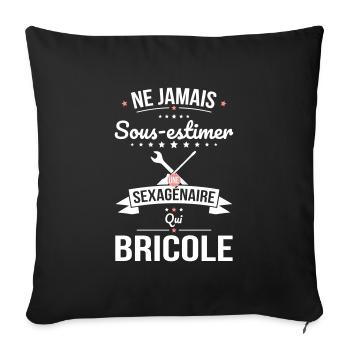 Sous-estimer une sexagénaire qui bricole - Housse de coussin décorative 45 x 45 cm - noir - Devant