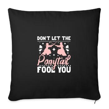 Fille de kendo, ne te laisse pas tromper par la queue de cheval - Housse de coussin décorative 45 x 45 cm - noir - Devant