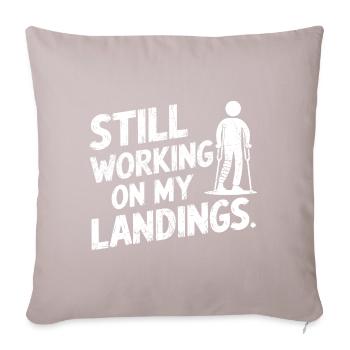 Still Working On My Landing | Funny Broken Leg - Housse de coussin décorative 45 x 45 cm - taupe clair - Devant