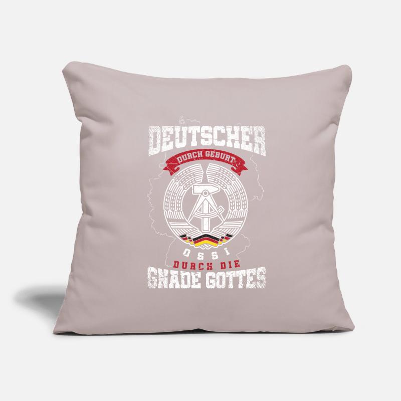 Deutscher durch Geburt,Ossi durch die Gnade Gottes Sofakissenbezug 45 x 45 cm