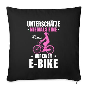 Unterschätze Niemals Eine Frau Auf Einem E Bike - Sofakissenbezug 45 x 45 cm - Schwarz - Vorne